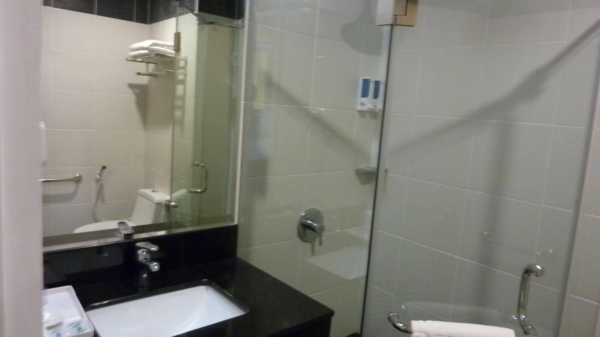 Nova Kuching Hotel מראה חיצוני תמונה
